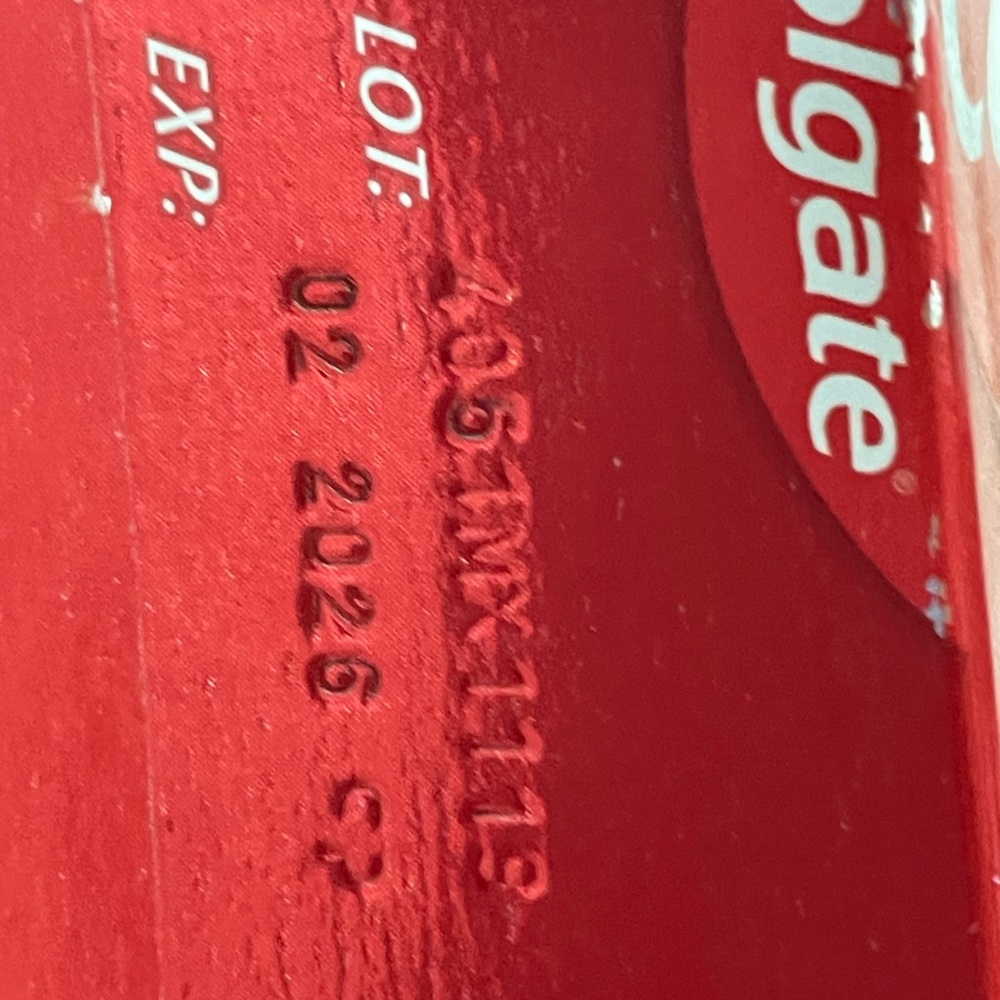 Colgate Optic White Stain Fighter Toothpaste - Red - Picture 2 of 2